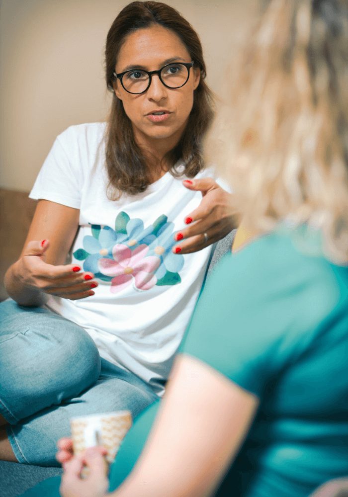 femme parle face à une autre